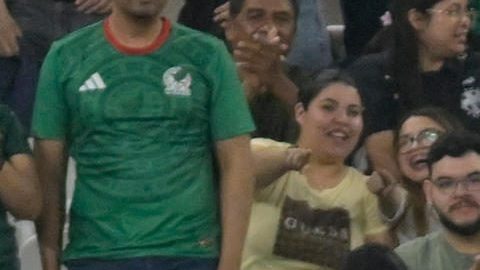 Jugadores de Irak celebran el gol del capitán Aymen Hussein (centro), el cual les dio la ventaja contra Bolivia y eventualmente el boleto a la Copa del Mundo en partido jugado en Monterrey, México.