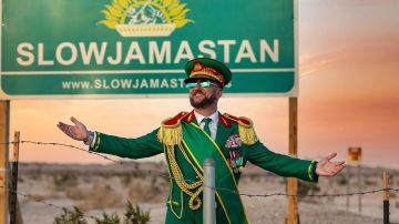 La República de Slowjamastan, la micronación fundada en California por un excéntrico "sultán" que ya tiene 25.000 ciudadanos