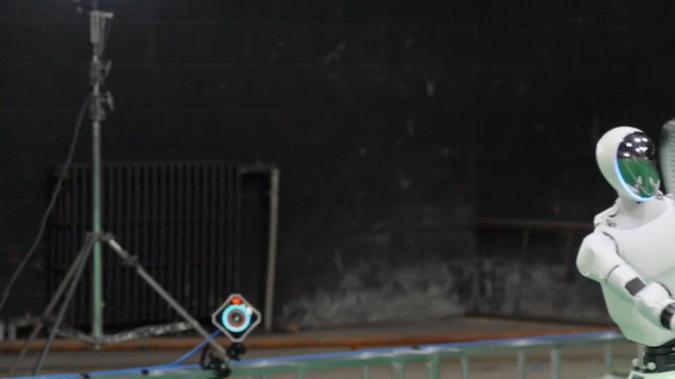 Para aprender a jugar tenis se requiere de tiempo y mucha paciencia. El robot humanoide logró devolver la pelota por sobre la red con una efectividad de casi el 100 %.
