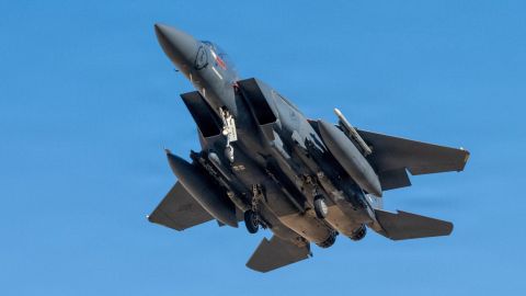 Trump anuncia el rescate del segundo tripulante del avión de combate F-15 derribado por Irán el viernes