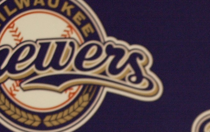 Davey Lopes, quien trabajó muchos años como coach e instructor, llegó a ser manager de los Milwaukee Brewers. En la foto aparece en una conferencia de prensa en abril de 2002.