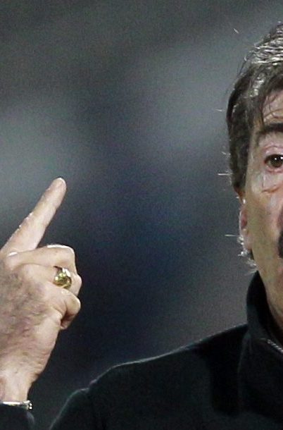 Costa Rica's coach Ricardo Lavolpe gestures during a Copa America group A soccer match against Argentina in Cordoba, Argentina, Monday, July 11, 2011. (AP Photo/