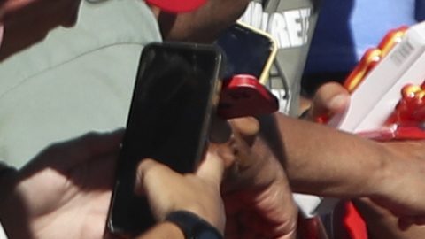 Isaac del Toro tuvo una aparatosa caída que le provocó la lesión muscular en la pierna derecha.