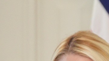 Pam Bondi utilizó su autoridad para restringir gravemente el acceso de las personas inmigrantes a los distintos recursos.