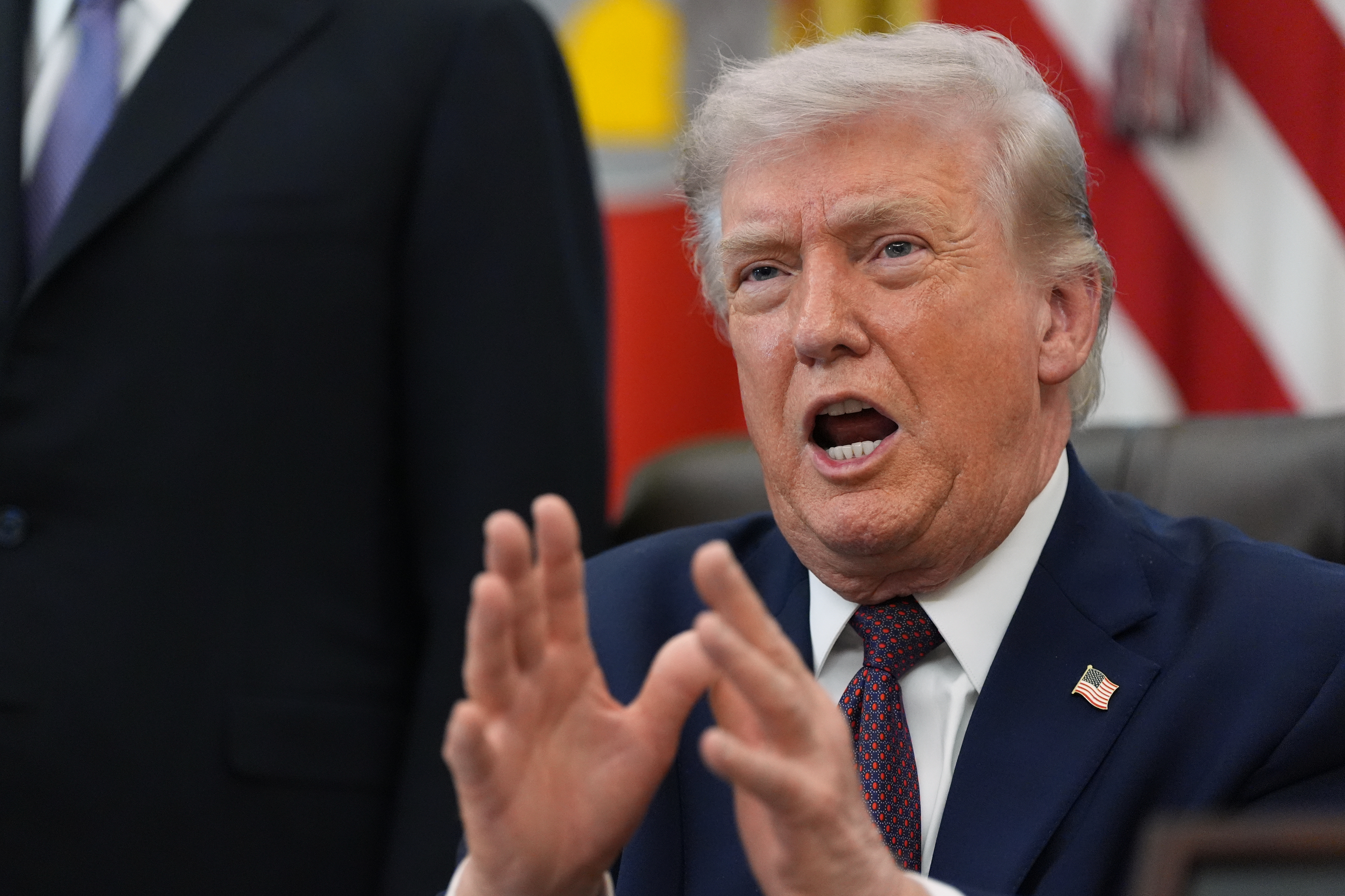 Trump amenaza con atacar centrales eléctricas y puentes el martes en Irán si no se abre el estrecho de Ormuz