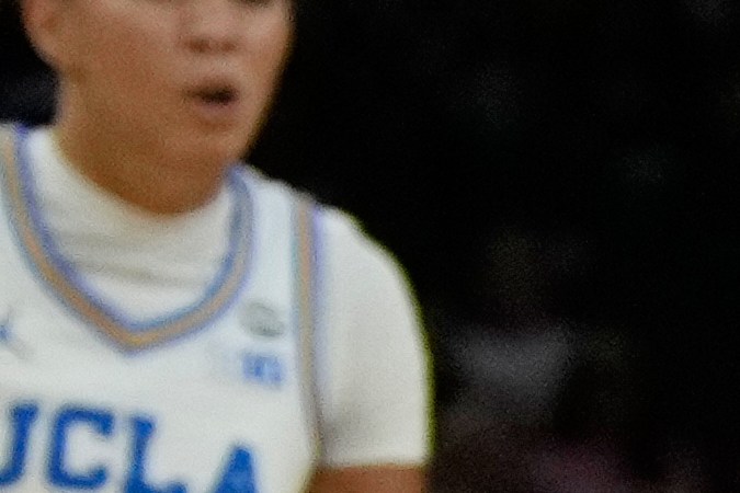 Lauren Betts, estrella de UCLA, se llevó un fuerte y peligroso golpe durante la segunda mitad del partido contra Texas en el Final Four de la NCAA. La jugadora nacida en España se recuperó para sellar la victoria de su equipo.