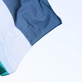 Manifestantes contra la guerra en Irán sostienen una pancarta durante una protesta en el Parque Lafayette, cerca de la Casa Blanca, el martes 7 de abril de 2026.