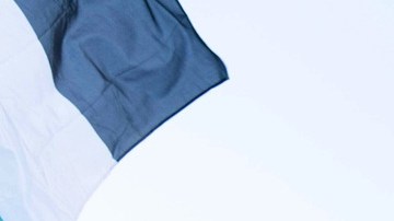 Manifestantes contra la guerra en Irán sostienen una pancarta durante una protesta en el Parque Lafayette, cerca de la Casa Blanca, el martes 7 de abril de 2026.