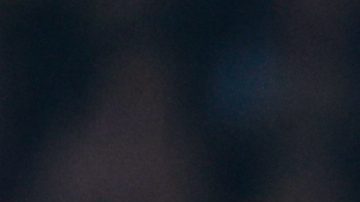 Julián Álvarez le gana un balón a Pedrie en el partido contra el Barcelona.