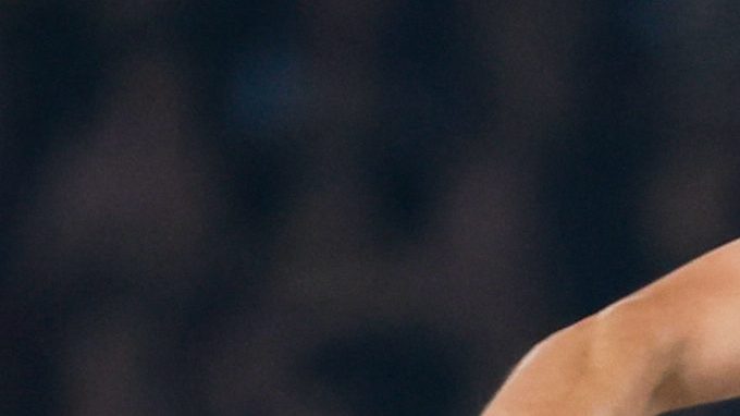 Julián Álvarez le gana un balón a Pedrie en el partido contra el Barcelona.