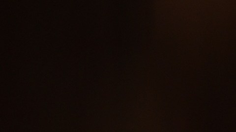 Varias personas se consuelan mutuamente a las afueras del lugar de un tiroteo masivo, el domingo 19 de abril de 2026, en Shreveport, Luisiana.