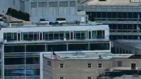 En la imagen se observa la construcción del salón de baile (derecha) de Trump.