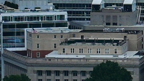 En la imagen se observa la construcción del salón de baile (derecha) de Trump.