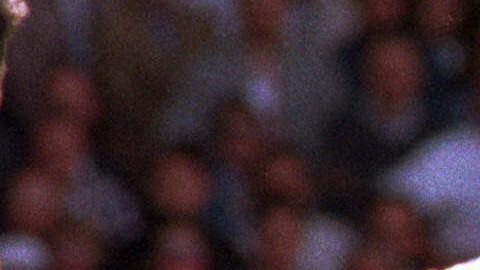 Gheorghe Hagi (i), durante su etapa como futbolista, disputa un balón con Carlos Valderrama.