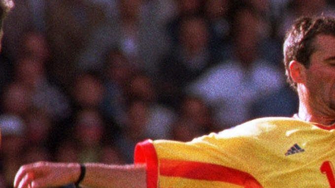 Gheorghe Hagi (i), durante su etapa como futbolista, disputa un balón con Carlos Valderrama.