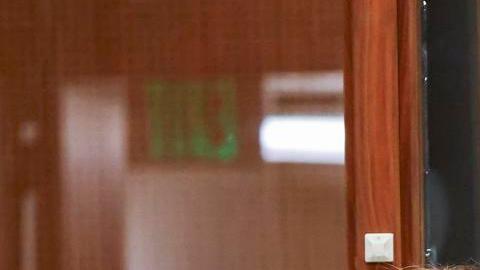 LOS ANGELES (United States), 21/04/2026.- Defense attorneys Blair Berk (L) and Marilyn Bednarski (R) with singer David Anthony Burke, known as D4vd, during his arraignment for the murder of Celeste Rivas Hernandez at the Clara Shortridge Foltz Criminal Justice Center in Los Angeles, California, USA, 20 April 2026. Los Angeles County District Attorney Nathan J. Hochman announced earlier in the day that musician David Anthony Burke, known as D4vd, was charged today with murdering 14-year-old Celeste Rivas Hernandez, whose body was found decomposed and dismembered in his car that had been impounded in September 2025. EFE/EPA/TED SOQUI / POOL