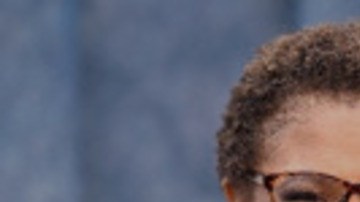 La alcaldesa Karen Bass (izq.) pidió el apoyo del presidente Donald Trump (der.) para que las víctimas se recuperen de los incendios.