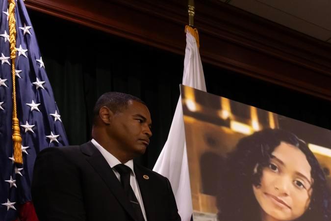 LOS ANGELES (United States), 20/04/2026.- LAPD Police Chief Jim McDonnell (C) speaks along Los Angeles District Attorney Nathan Hochman at a press conference announcing charges against singer David Anthony Burke (D4vd) at the Clara Shortridge Foltz Criminal Justice Center in Los Angeles, California, USA, 20 April 2026. Burke was arrested for the murder of Celeste Rivas. EFE/EPA/TED SOQUI