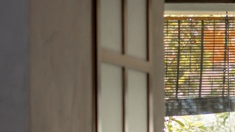 Caminar descalzo en casa es "lo mejor que puedes hacer", afirma experto