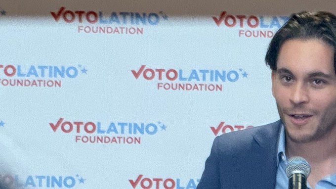 Carlos Eduardo Espina, influencer galardonado por Voto Latino