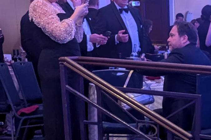 Personas reaccionan tras escuchar aparentes disparos durante la cena anual de la Asociación de Corresponsales de la Casa Blanca (WHCA)