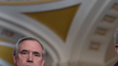 Chuck Schumer arremete contra los republicanos por financiación a agencias de inmigración.