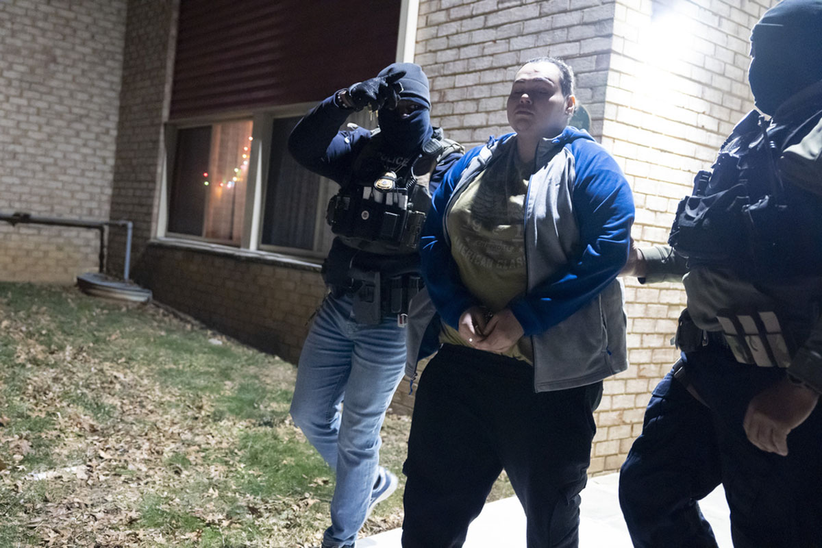 Los operativos para detener inmigrantes se enfocan en latinos sin antecedentes penales, revela informe