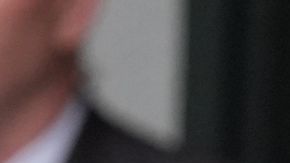 El presidente Donald Trump y la primera dama Melania Trump saludan al rey Carlos III de Gran Bretaña durante la ceremonia de llegada a su visita de Estado.