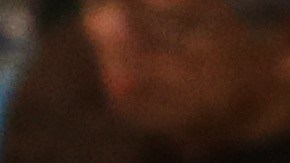 Una residente de Rowland Heights sostiene letrero con la frase 'No Data Centers' durante una junta comunitaria.