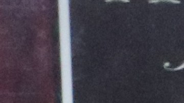 Sophie, sobrina de José Anaya, enjuga sus lágrimas y es consolada por su padre, Michael Quiroz.