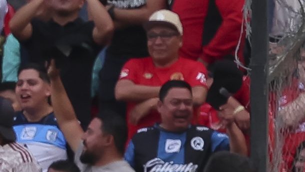 Jugadores de Querétaro celebran el gol que les dio la victoria sobre los Diablos Rojos.