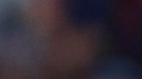 Jugadores de Chivas discuten con el árbitro antes de que la jugada del polémico penal fuera revisada por el VAR.