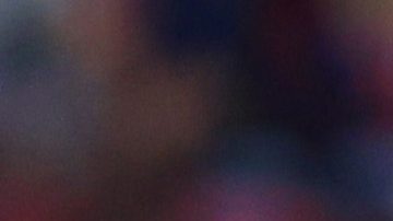 Jugadores de Chivas discuten con el árbitro antes de que la jugada del polémico penal fuera revisada por el VAR.