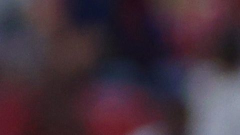 Jugadores de Chivas discuten con el árbitro antes de que la jugada del polémico penal fuera revisada por el VAR.