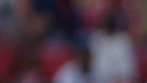 Jugadores de Chivas discuten con el árbitro antes de que la jugada del polémico penal fuera revisada por el VAR.