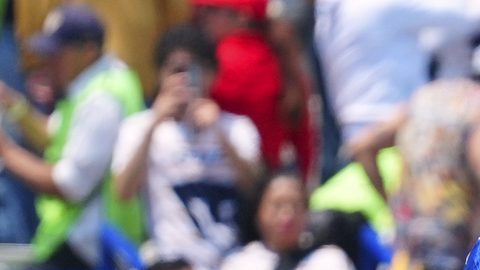 Jugadores de Pumas celebran uno de los goles contra Mazatlán FC.