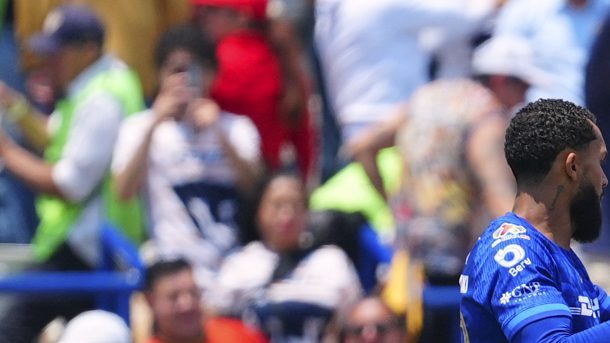 Jugadores de Pumas celebran uno de los goles contra Mazatlán FC.