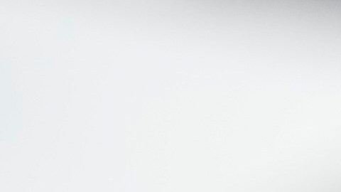 Un fan de Michael Jackson posa para los fotógrafos a su llegada al evento mundial para fans y al estreno de la película 'Michael' en Berlín