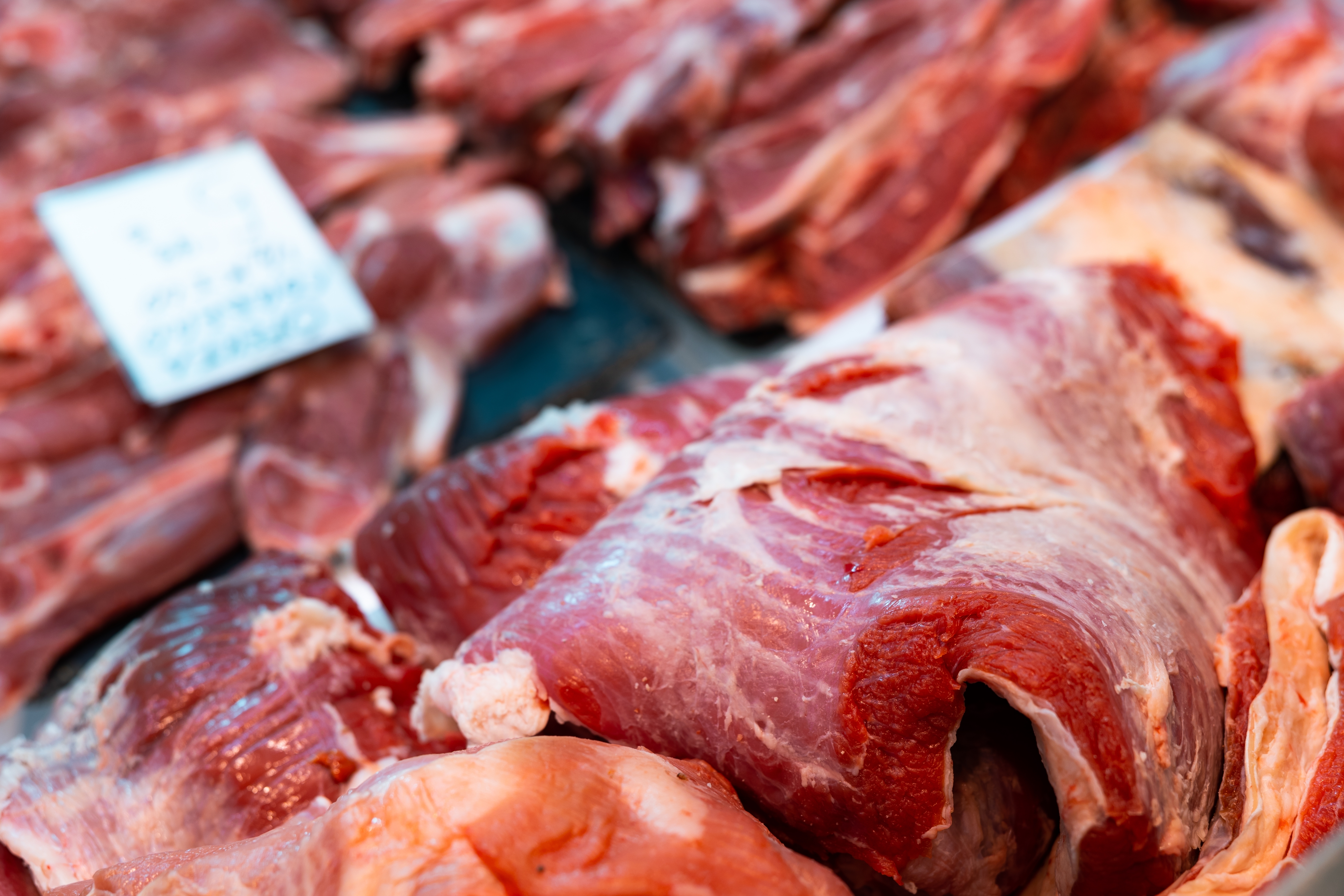 Retiran del mercado más de 160,000 libras de carne cruda por ser “inseguras para el consumo”