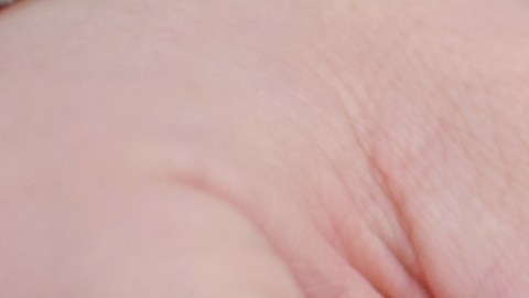 Bolsitas de nicotina son promovidas por influencers sin mencionar los riesgos para la salud