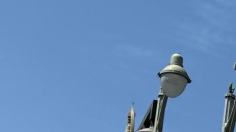 Diversos tipos de lámparas de alumbrado público en Los Ángeles.