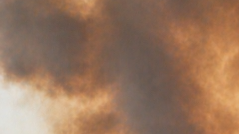 Incendio forestal avanzando sobre pastizales secos en Texas con grandes columnas de humo y fuertes llamas.