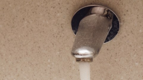 Aunque esté apagado, un secador de pelo puede generar calor residual o activarse accidentalmente.