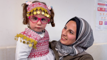 La conmovedora historia de la madre palestina que se reencontró con su hija evacuada de Gaza después de 2 años