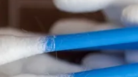 Utilizar hisopos para limpiar los oídos no es lo más recomendable