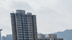 Domo inflable gigante cubriendo una obra en China para contener polvo y reducir la contaminación en la construcción