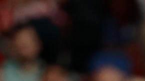 MADRID, 04/04/2026.- El defensa del Atlético de Madrid Clément Lenglet (i) disputa un balón ante el delantero del Barcelona Lamine Yamal (c) durante el partido de la jornada 30 de LaLiga EA Sports que Atlético de Madrid y FC Barcelona disputan este sábado, en el Estadio Riyadh Air Metropolitano de la capital española. EFE/ Mariscal