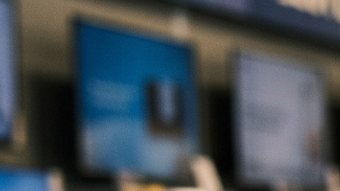 Imagen de una tienda donde se decide cuál Motorola conviene comprar
