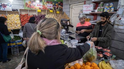 Cómo el suministro de alimentos a Irán se ve afectado por el cierre del estrecho de Ormuz