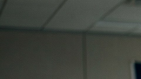 Empleado público trabajando en una oficina gubernamental de Texas con computadora y documentos oficiales.